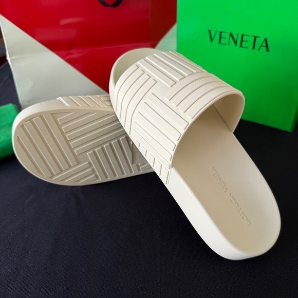 BOTTEGA VENETA 690105 Men's Pool Slide Sandals Sea Salt White Rubber, 39 (US 7) - Picture 6 of 6